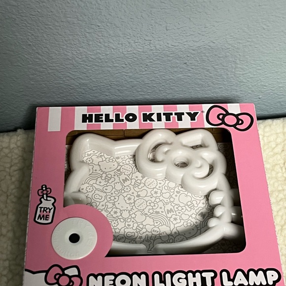 Hello Kitty White Design - Picture 6 of 6